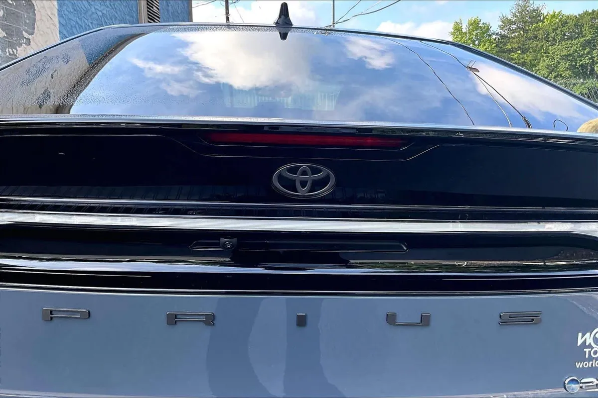 2026 Toyota Prius Plug-In Hybrid SE thumbnail 31