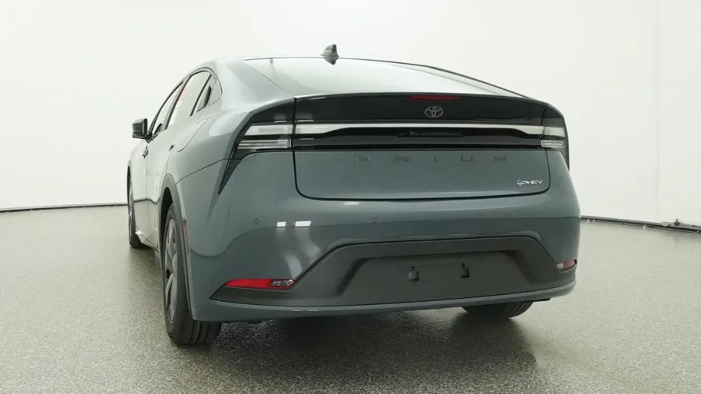 2026 Toyota Prius Plug-In Hybrid SE thumbnail 38