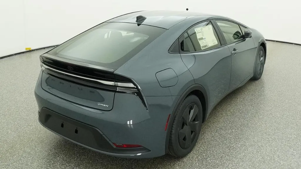 2026 Toyota Prius Plug-In Hybrid SE thumbnail 39