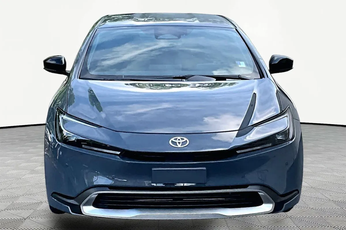 2026 Toyota Prius Plug-In Hybrid SE thumbnail 4