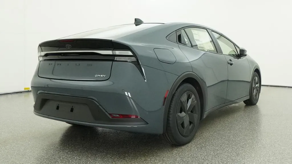 2026 Toyota Prius Plug-In Hybrid SE thumbnail 41