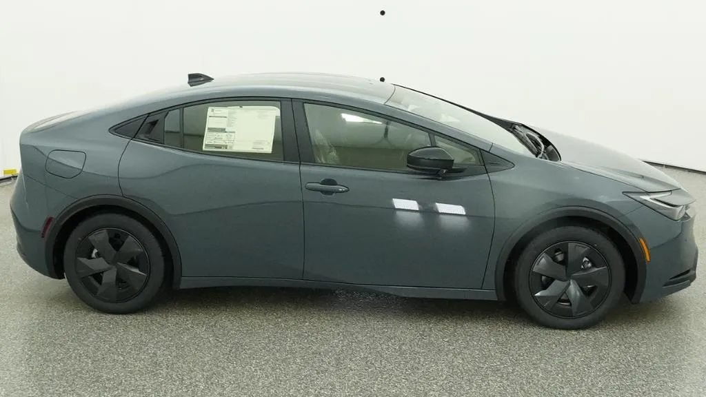 2026 Toyota Prius Plug-In Hybrid SE thumbnail 43
