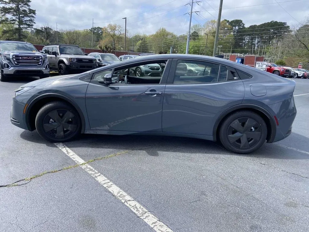 2026 Toyota Prius Plug-In Hybrid SE thumbnail 6