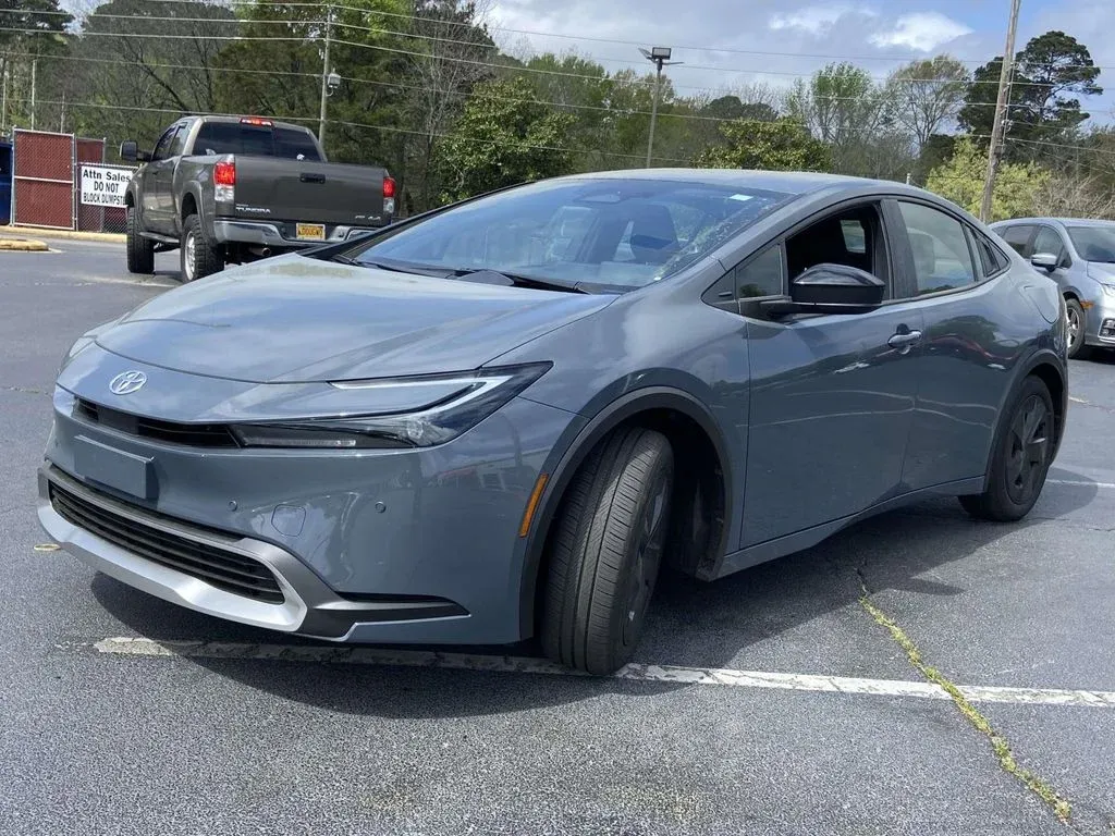 2026 Toyota Prius Plug-In Hybrid SE thumbnail 7