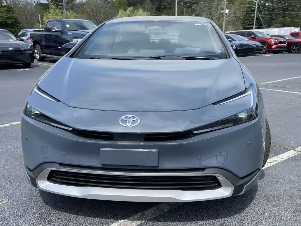 2026 Toyota Prius Plug-In Hybrid SE thumbnail 8