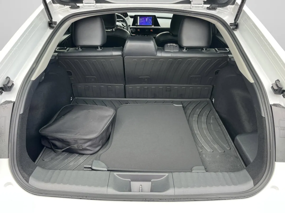 2026 Toyota Prius Plug-In Hybrid SE thumbnail 11