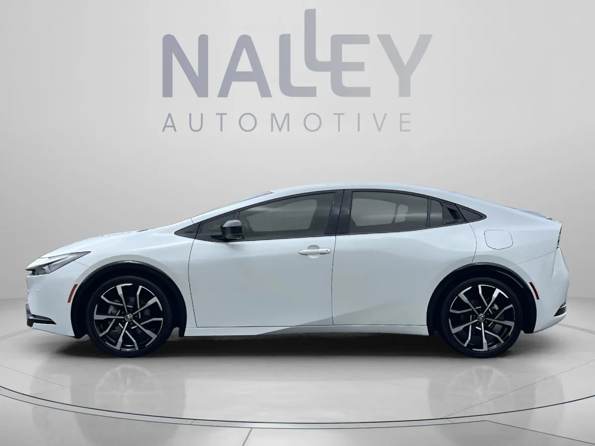2026 Toyota Prius Plug-In Hybrid SE thumbnail 2