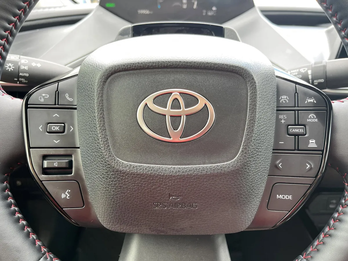 2026 Toyota Prius Plug-In Hybrid SE thumbnail 21