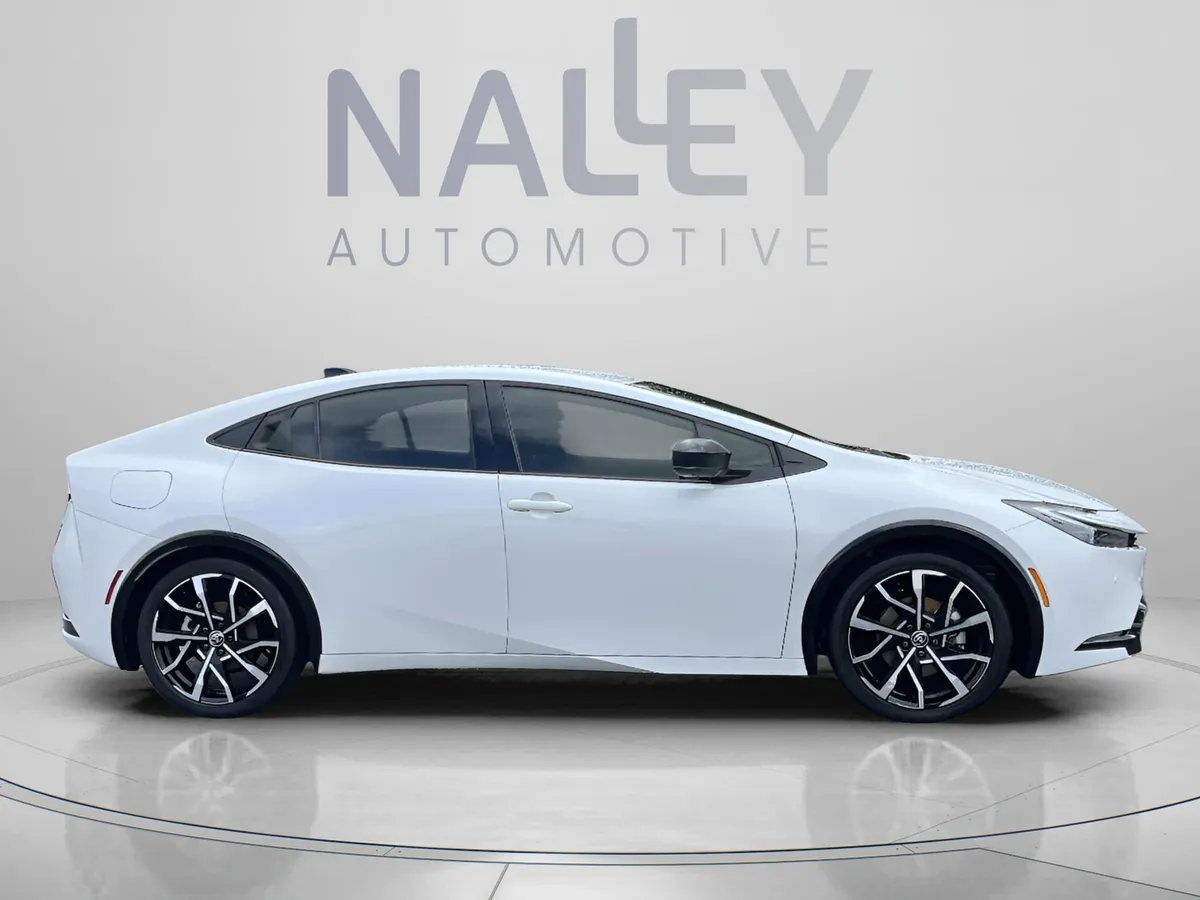 2026 Toyota Prius Plug-In Hybrid SE thumbnail 7