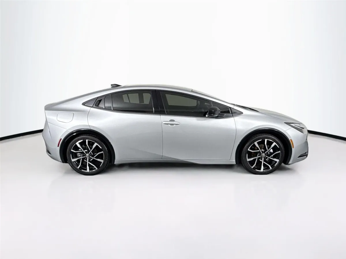 2026 Toyota Prius Plug-In Hybrid XSE thumbnail 11