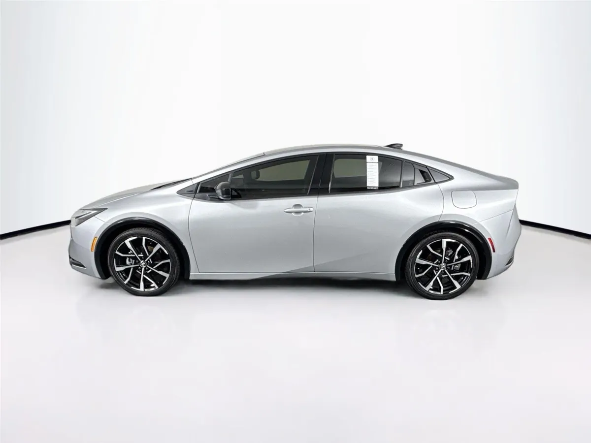 2026 Toyota Prius Plug-In Hybrid XSE thumbnail 14