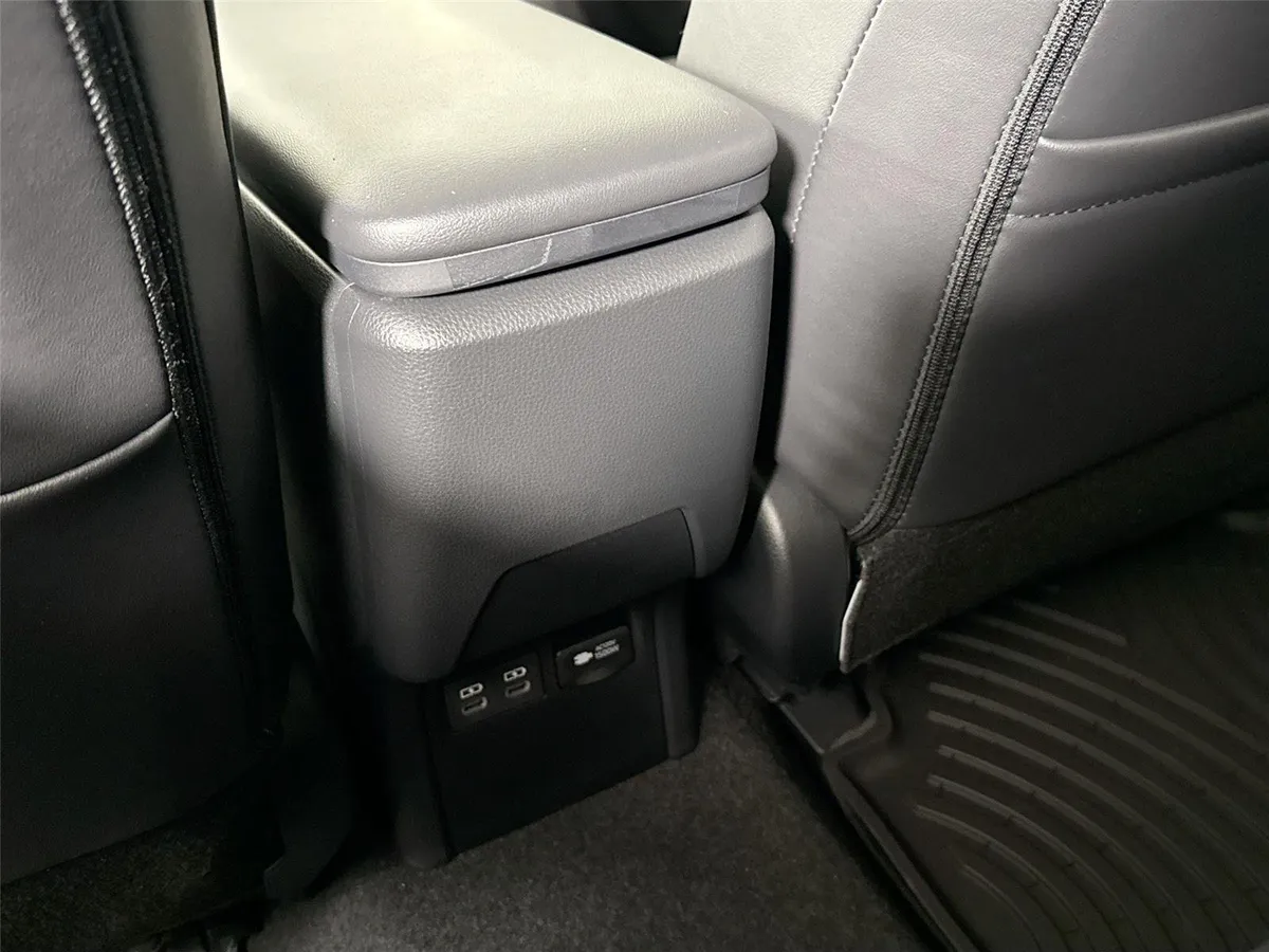 2026 Toyota Prius Plug-In Hybrid XSE thumbnail 38