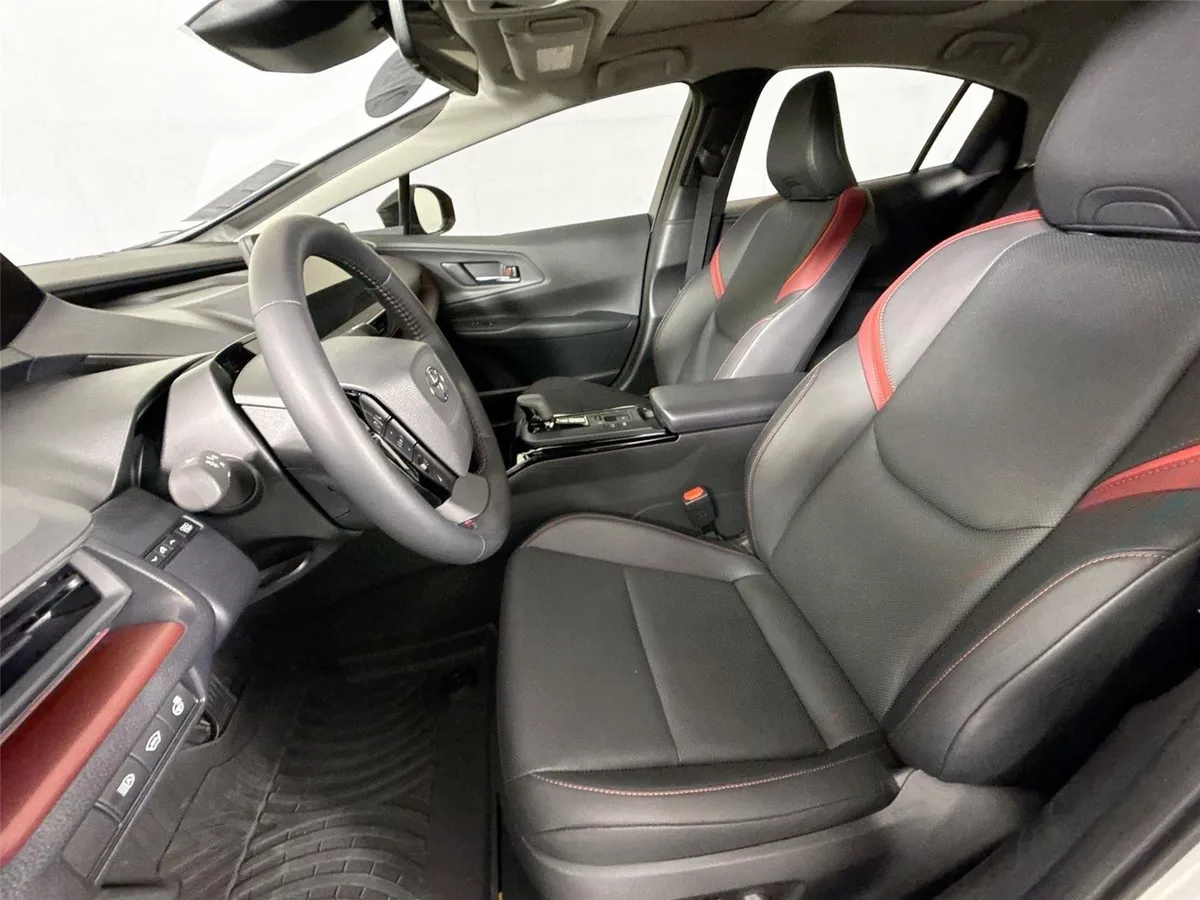 2026 Toyota Prius Plug-In Hybrid XSE thumbnail 4