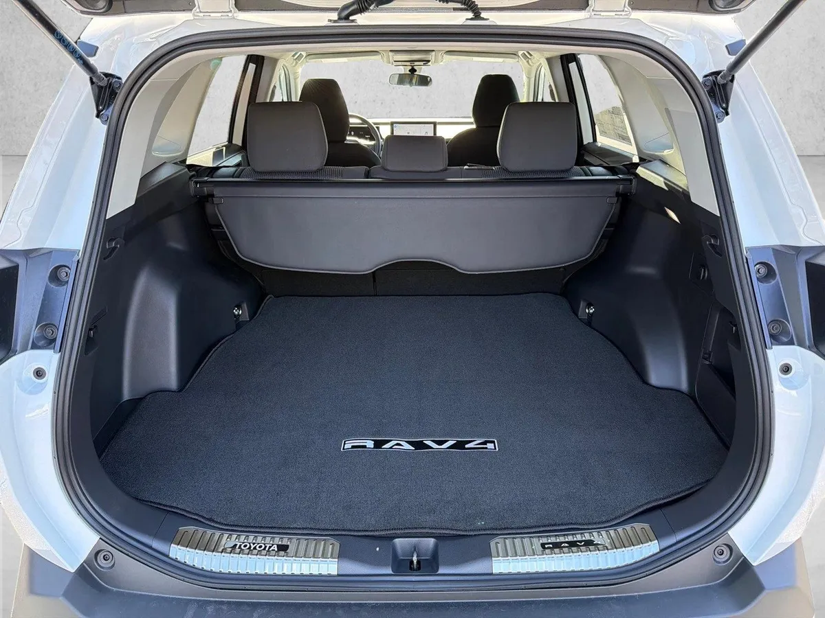 2026 Toyota RAV4 LE thumbnail 18