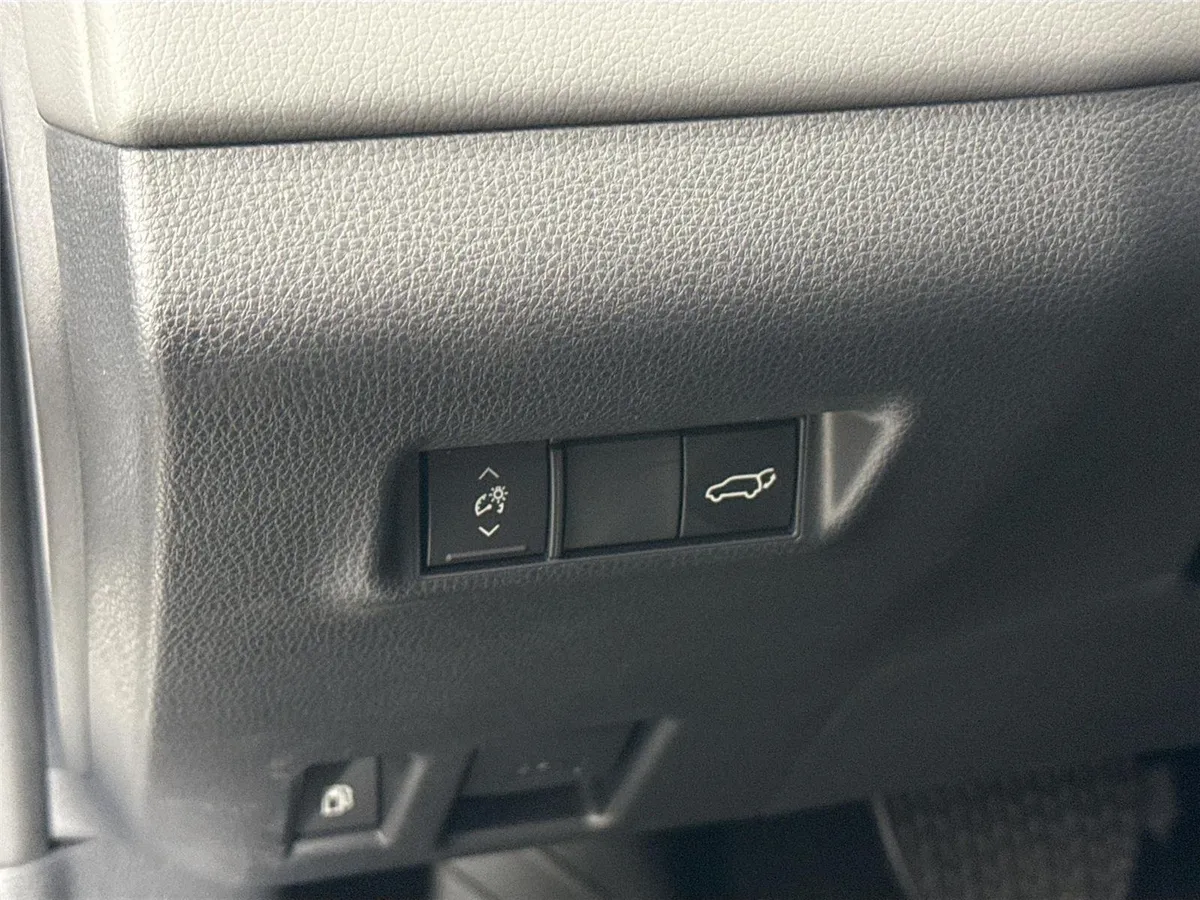 2026 Toyota RAV4 Plug-In Hybrid SE thumbnail 16