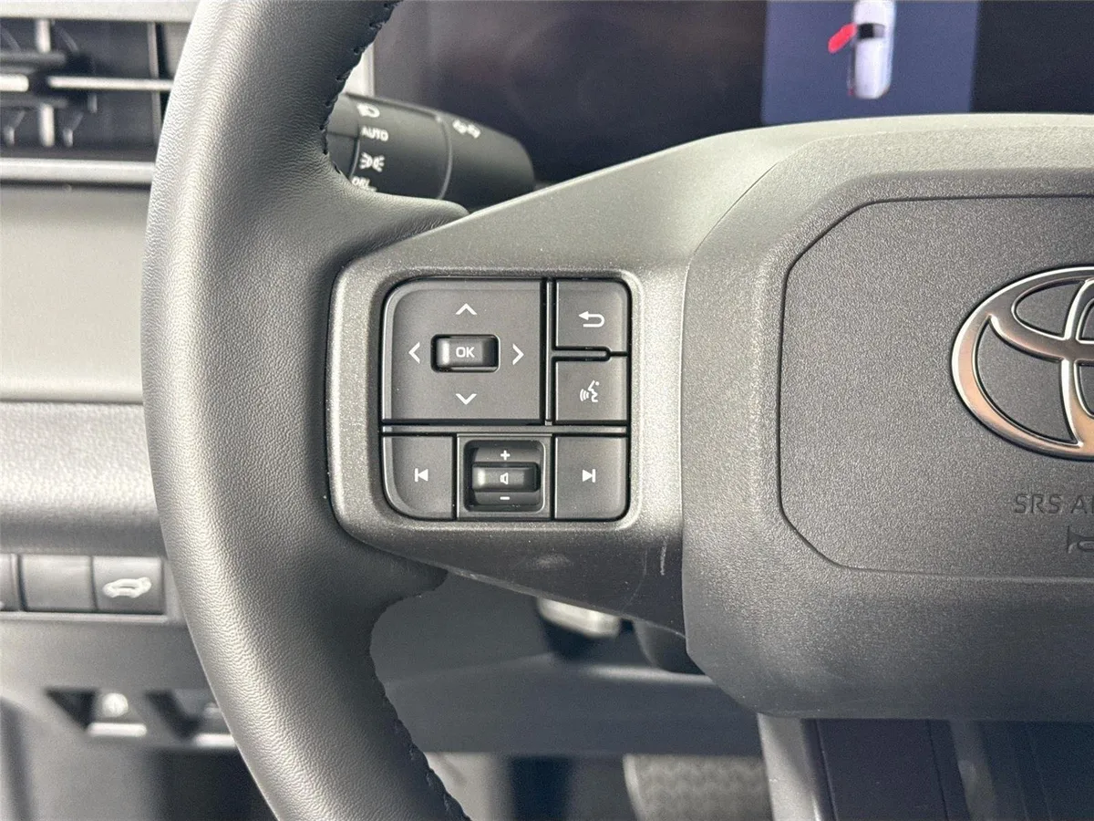 2026 Toyota RAV4 Plug-In Hybrid SE thumbnail 18