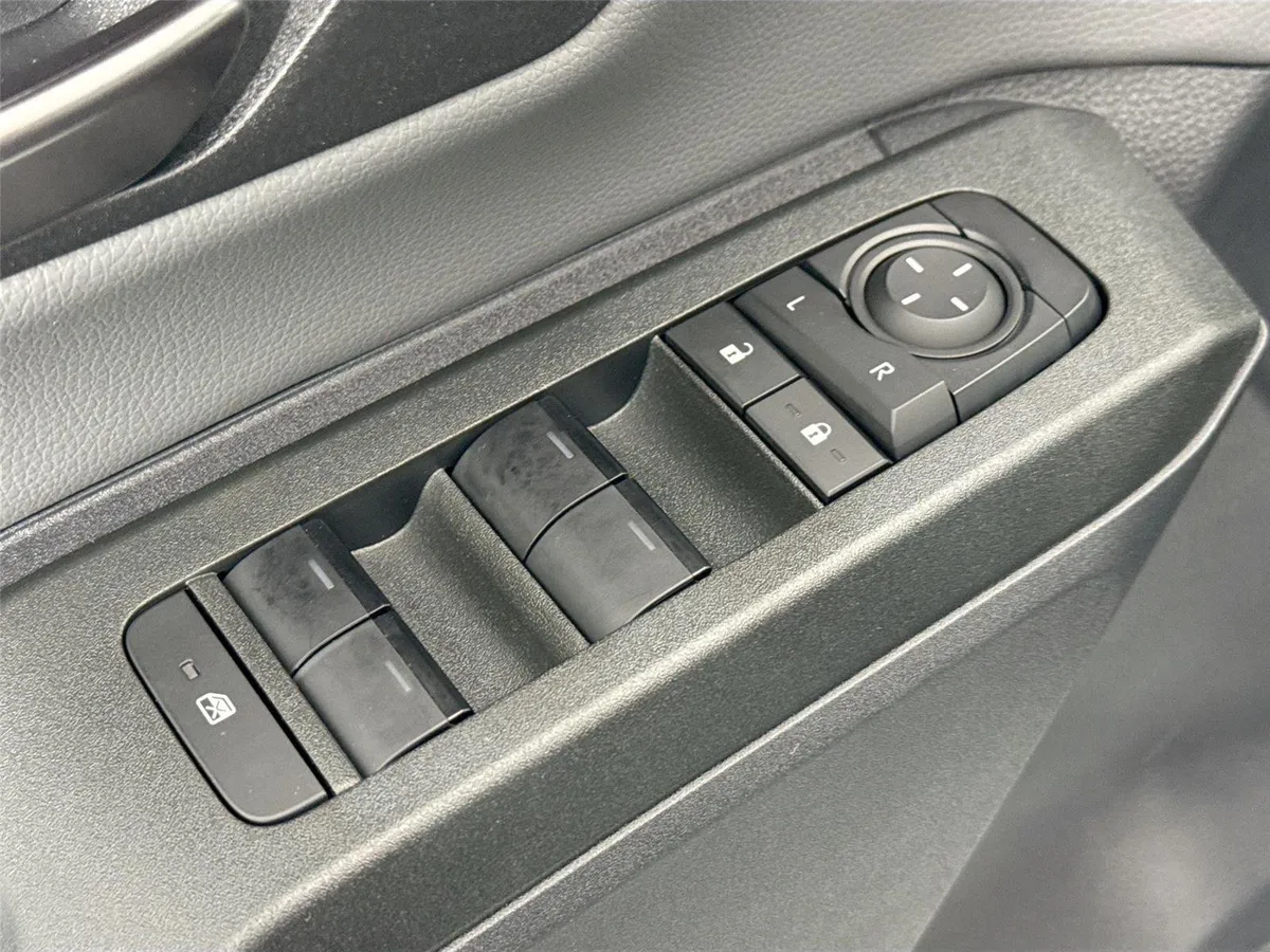 2026 Toyota RAV4 Plug-In Hybrid SE thumbnail 29