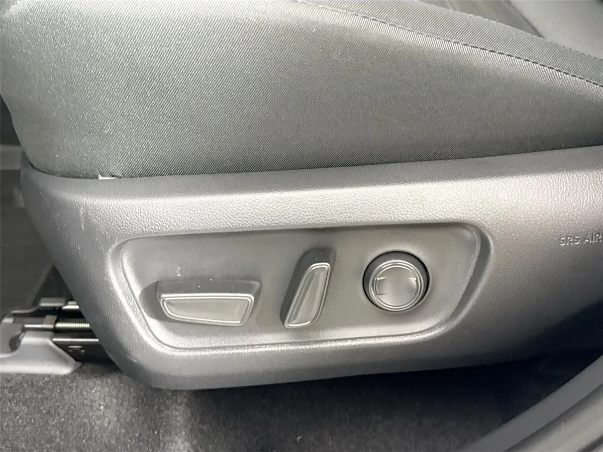 2026 Toyota RAV4 Plug-In Hybrid SE thumbnail 30