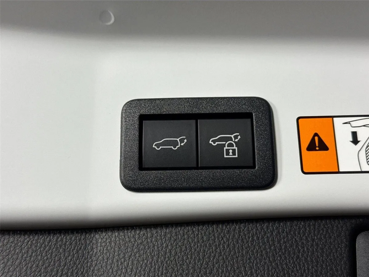 2026 Toyota RAV4 Plug-In Hybrid SE thumbnail 39