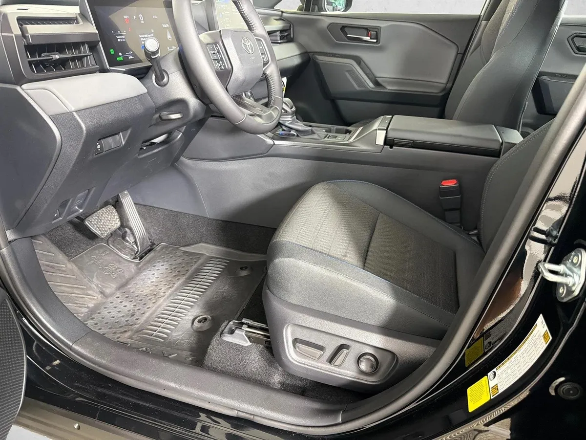2026 Toyota RAV4 Plug-In Hybrid SE thumbnail 9