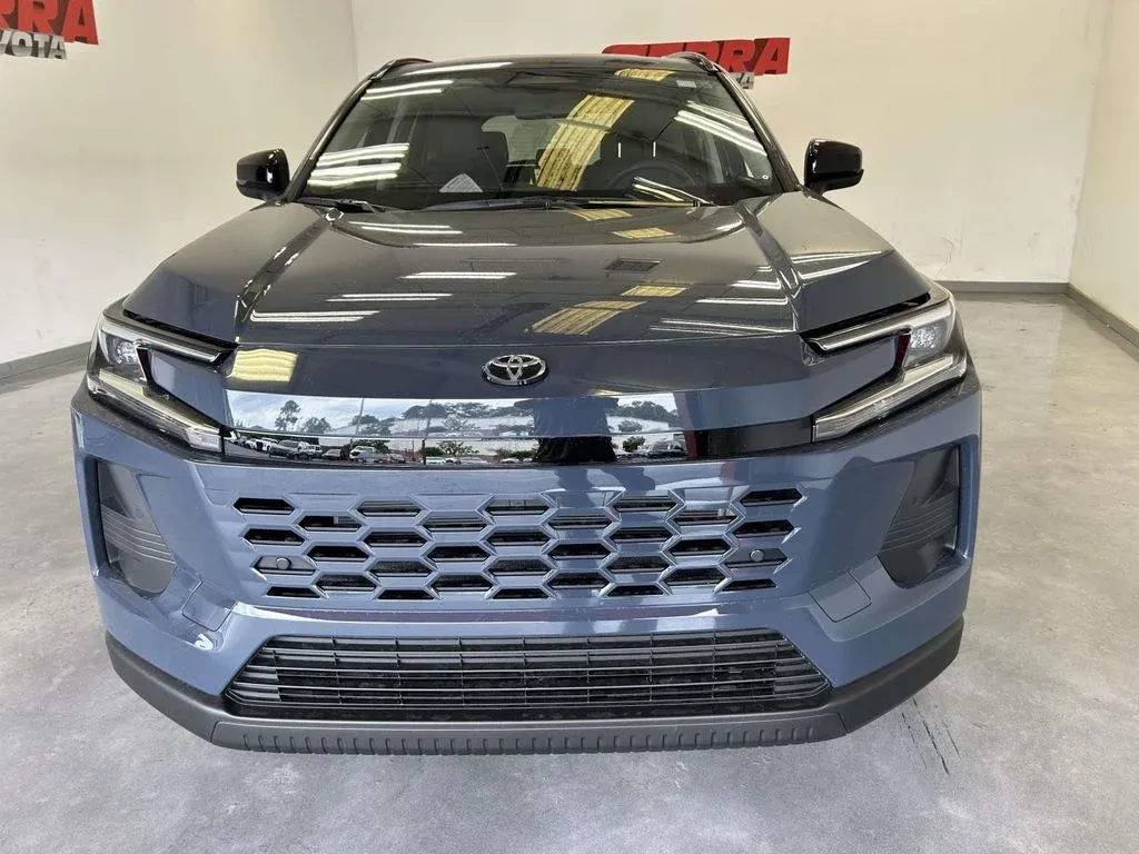 2026 Toyota RAV4 XLE Premium thumbnail 8