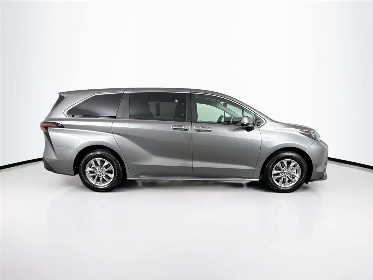 2026 Toyota Sienna LE thumbnail 10
