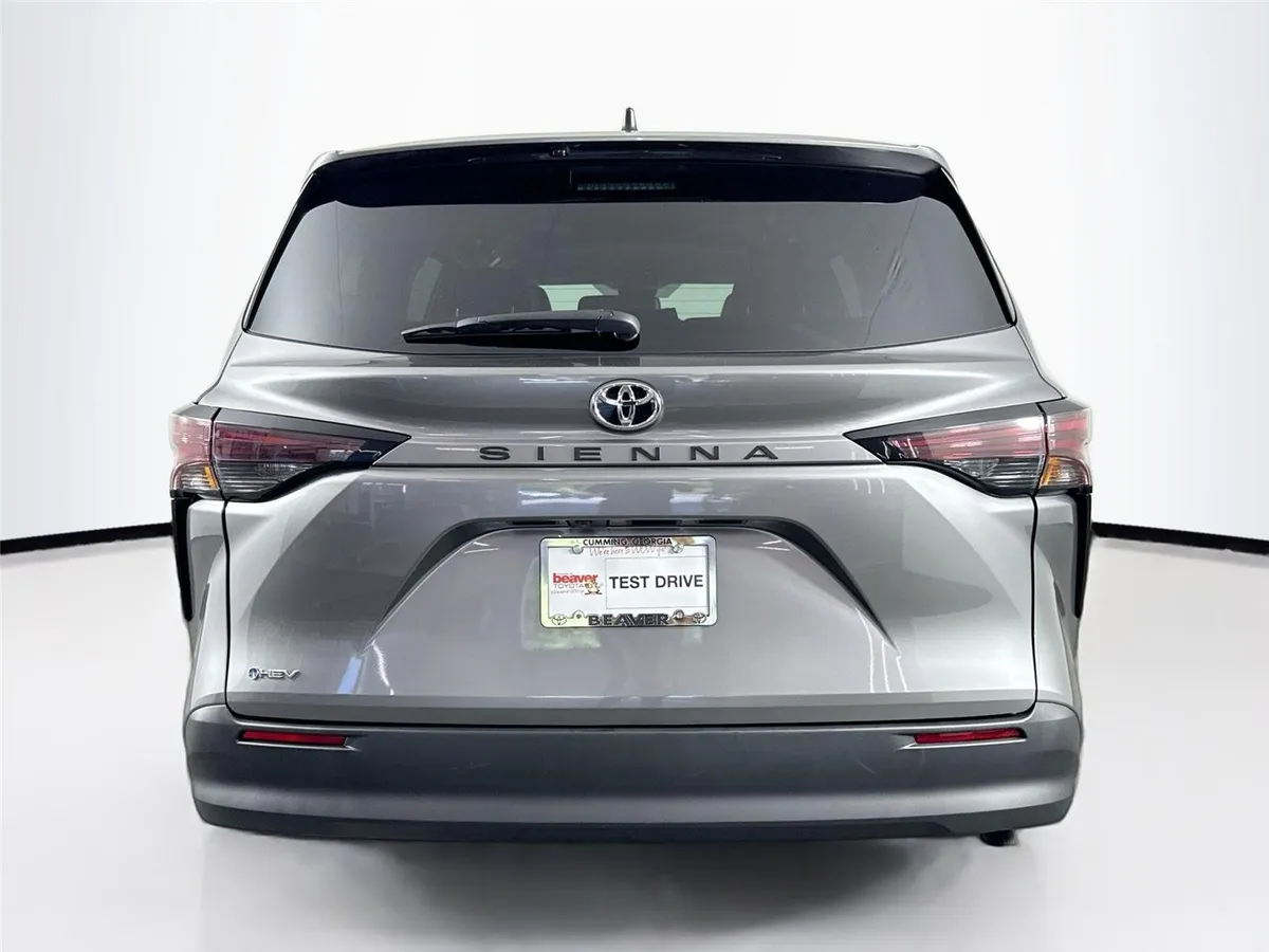 2026 Toyota Sienna LE thumbnail 11