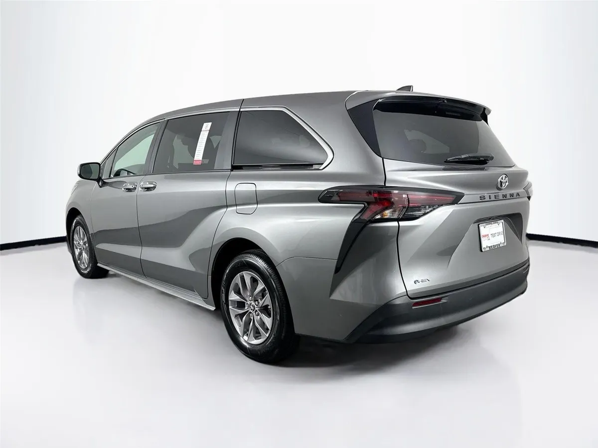 2026 Toyota Sienna LE thumbnail 12