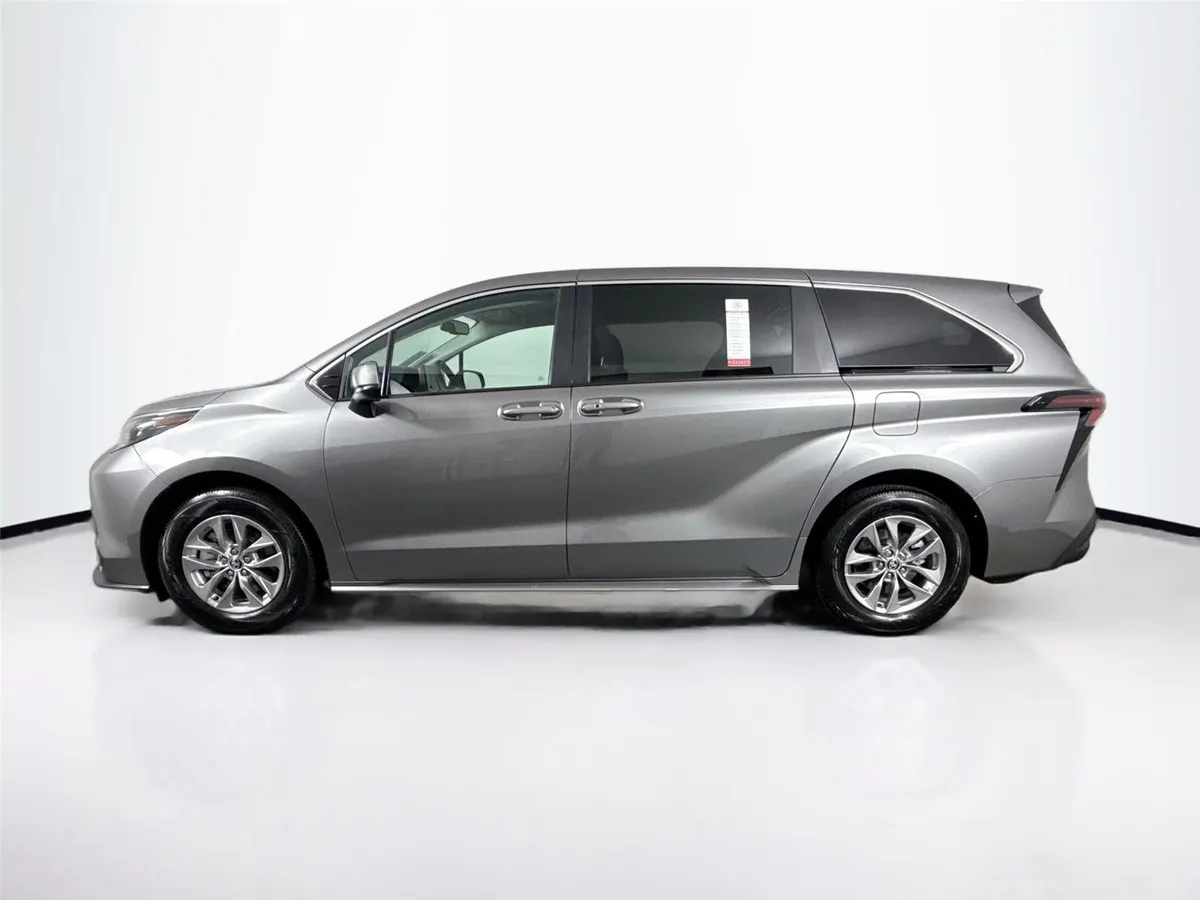 2026 Toyota Sienna LE thumbnail 13