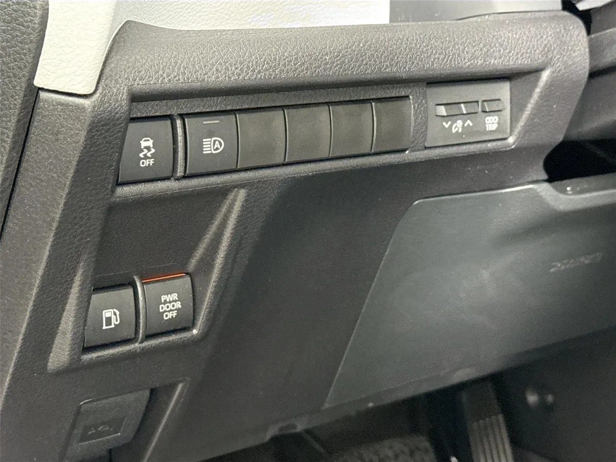 2026 Toyota Sienna LE thumbnail 14