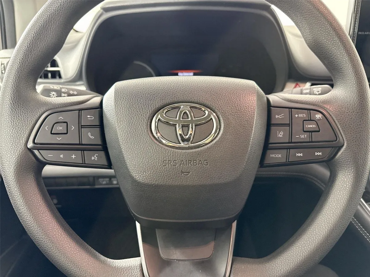 2026 Toyota Sienna LE thumbnail 15