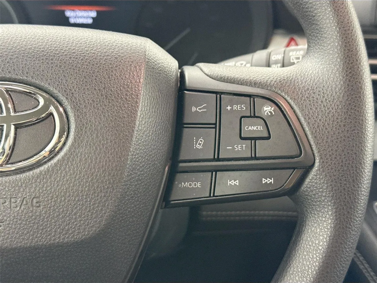2026 Toyota Sienna LE thumbnail 17