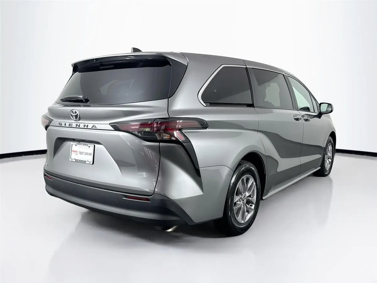 2026 Toyota Sienna LE thumbnail 2