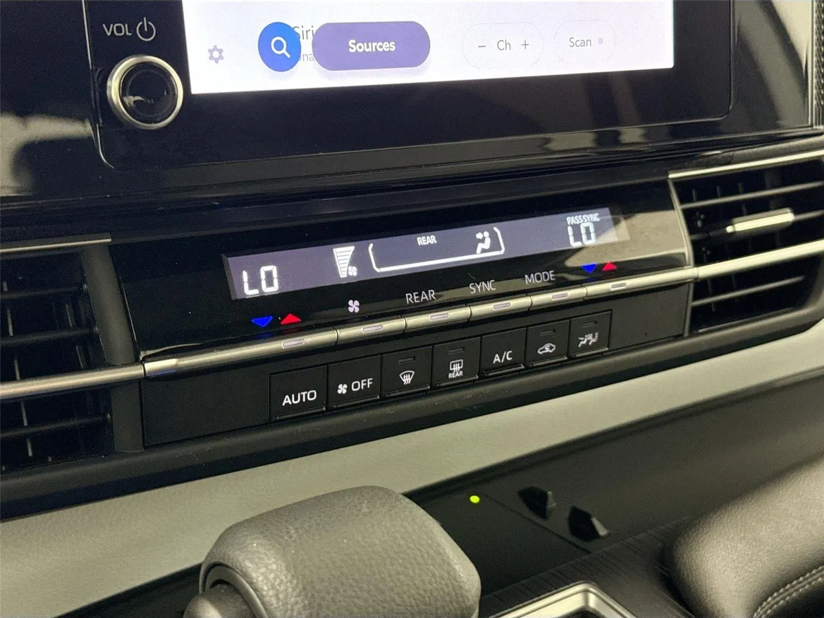 2026 Toyota Sienna LE thumbnail 24
