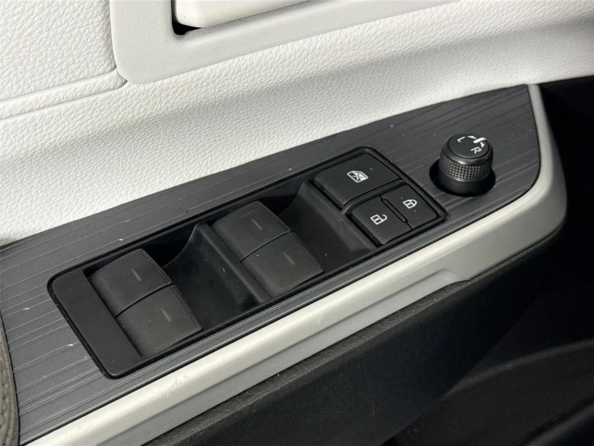 2026 Toyota Sienna LE thumbnail 26