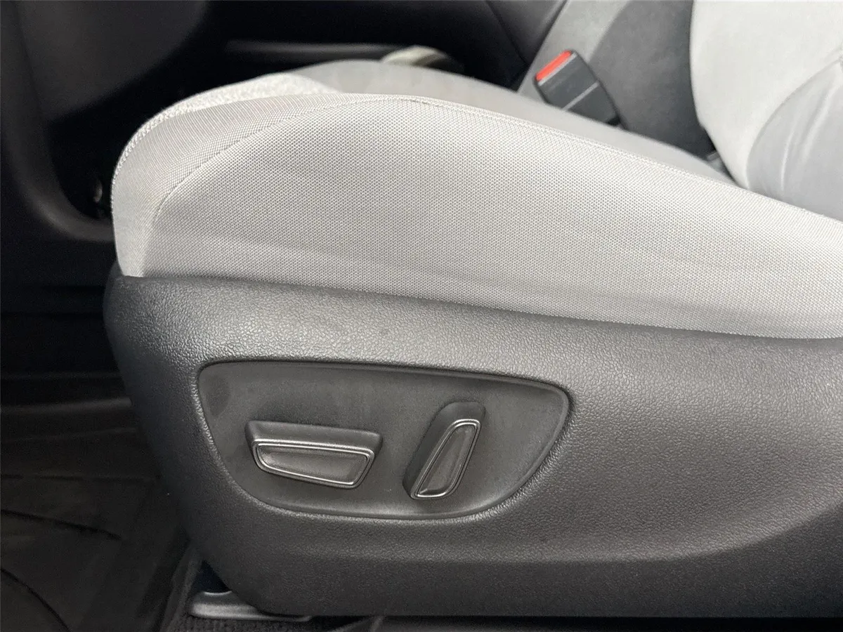 2026 Toyota Sienna LE thumbnail 27