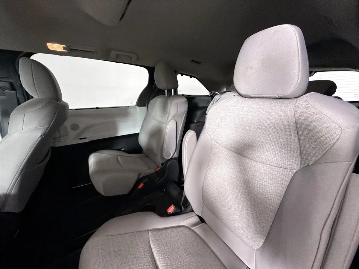 2026 Toyota Sienna LE thumbnail 28