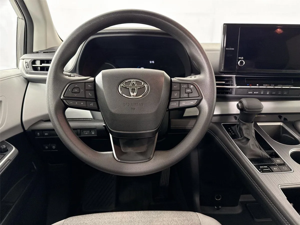 2026 Toyota Sienna LE thumbnail 29