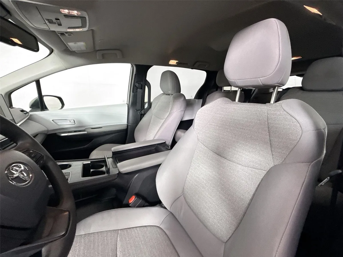 2026 Toyota Sienna LE thumbnail 3