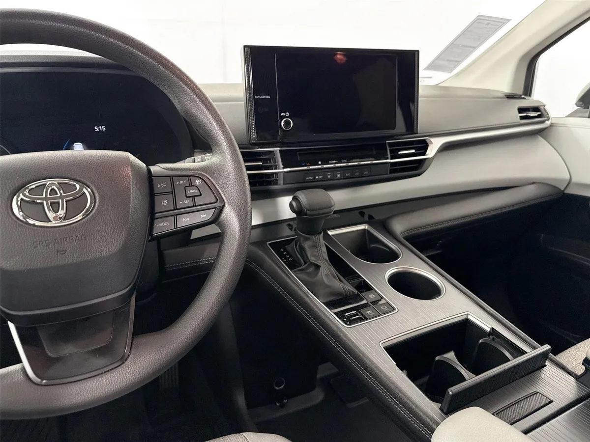 2026 Toyota Sienna LE thumbnail 30