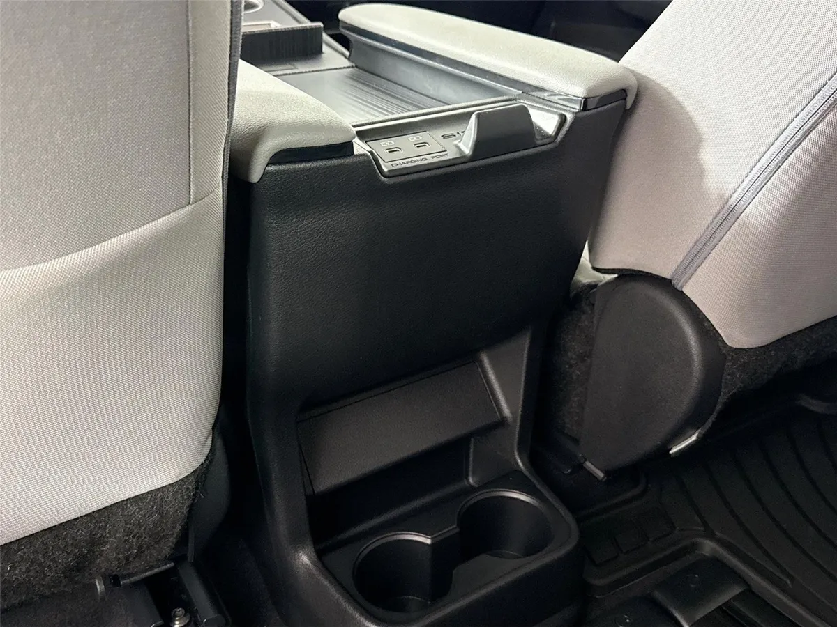 2026 Toyota Sienna LE thumbnail 33