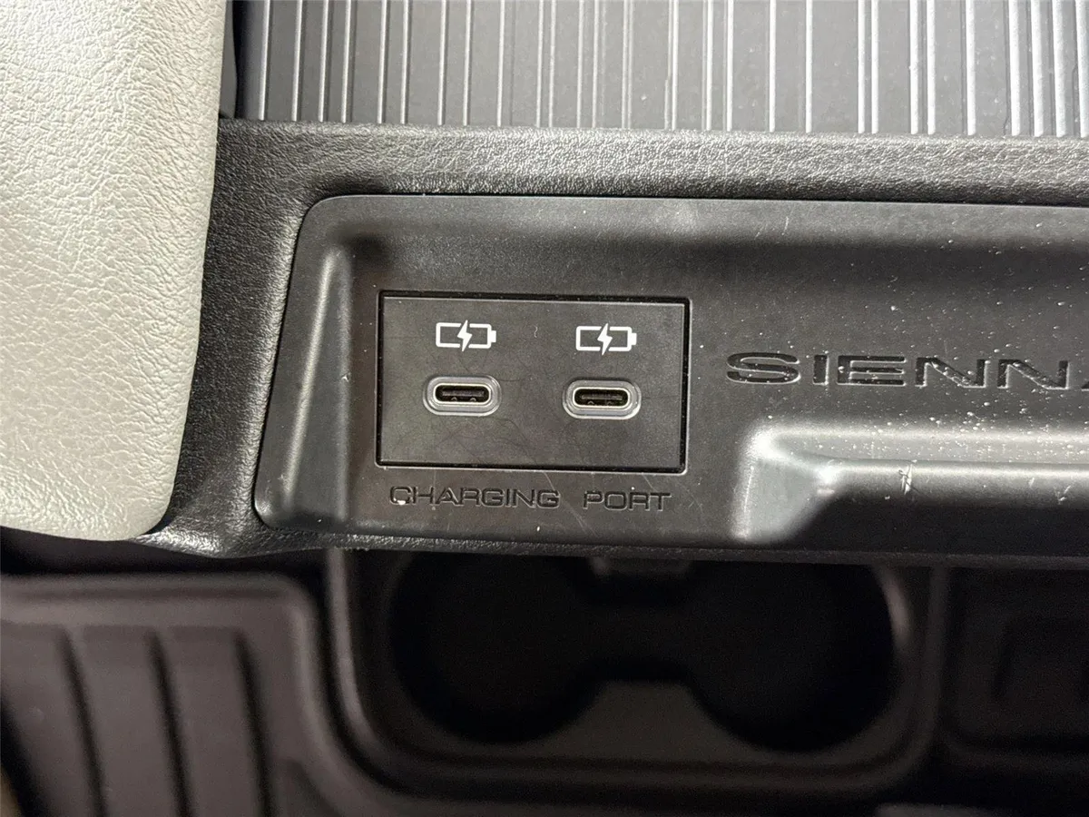 2026 Toyota Sienna LE thumbnail 34
