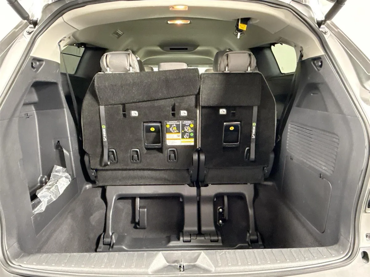 2026 Toyota Sienna LE thumbnail 35