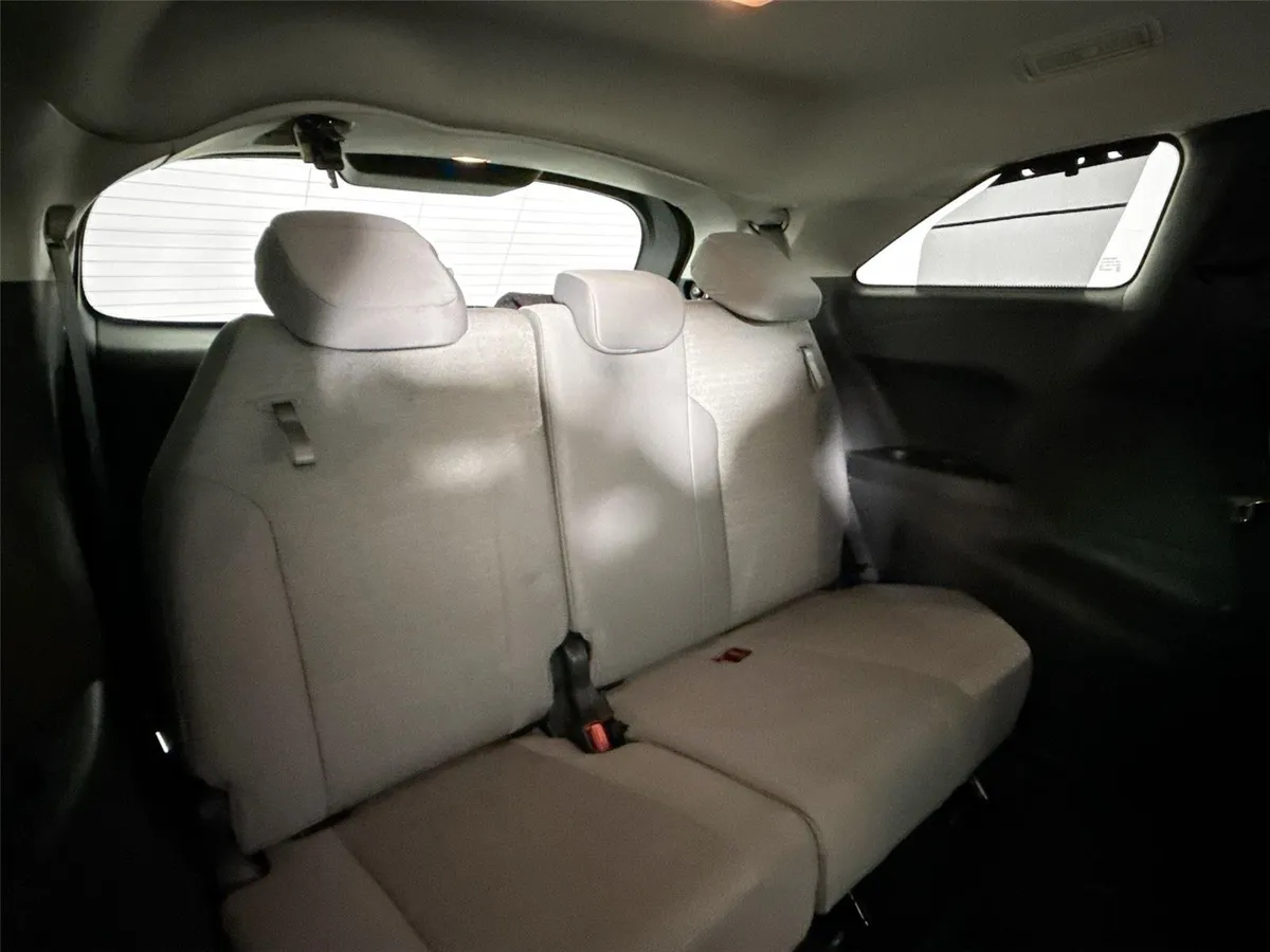 2026 Toyota Sienna LE thumbnail 37