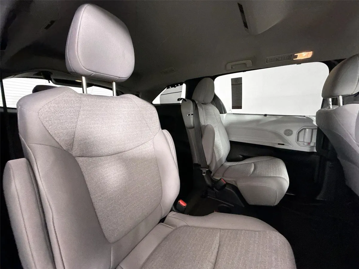2026 Toyota Sienna LE thumbnail 38