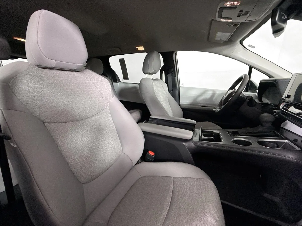 2026 Toyota Sienna LE thumbnail 39