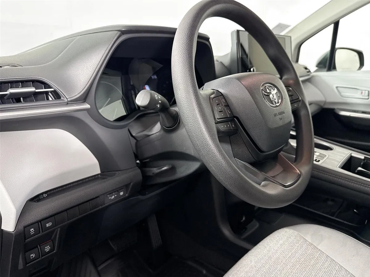 2026 Toyota Sienna LE thumbnail 4