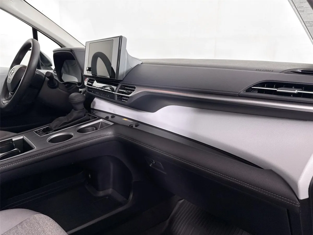 2026 Toyota Sienna LE thumbnail 40