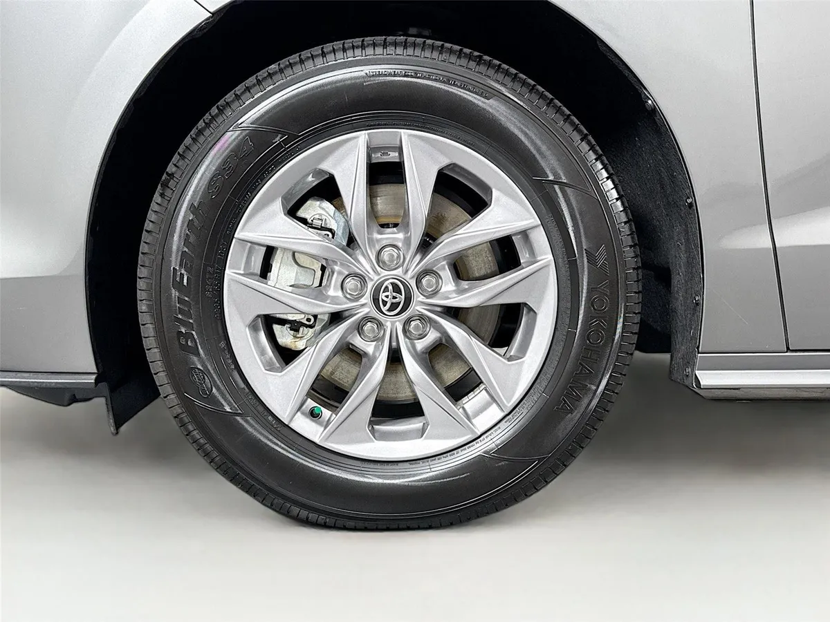 2026 Toyota Sienna LE thumbnail 42