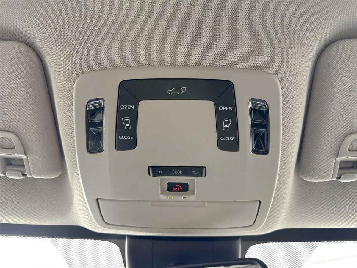 2026 Toyota Sienna LE thumbnail 6